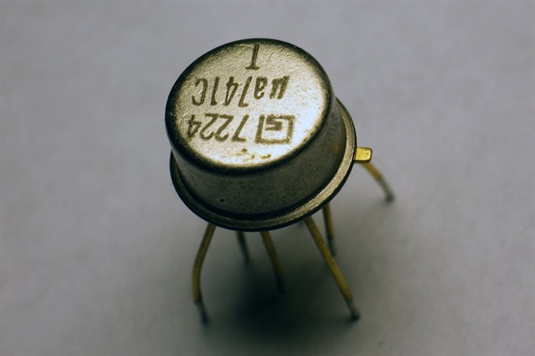 A UA741 operational amplifier integrated circuit