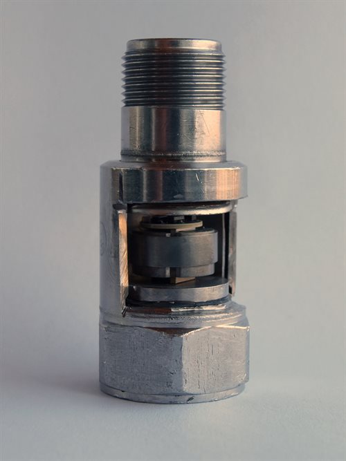 A MEMS accelerometer device