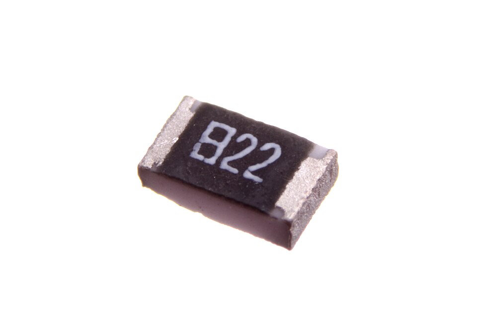 Macro photograph of a single 0805 chip resistor marked 822