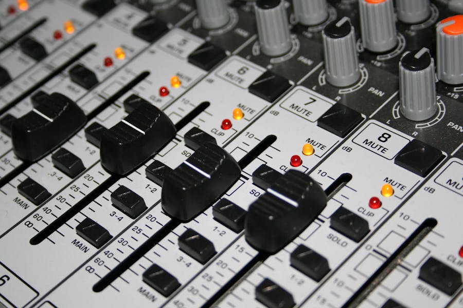 Post-DAC reconstruction filter