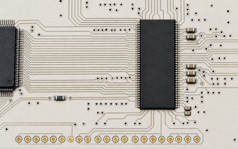 Top-down ivory PCB with one 54-pin TSOP SDRAM, a partial host processor, grouped x16 data and address traces, close decoupling and edge test pads