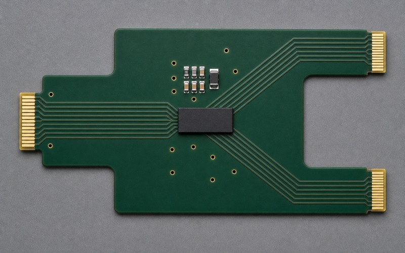 Forest-green routing coupon with one smooth-sided rectangular TQFN, one common four-pair PCIe path and two alternative edge-finger branches